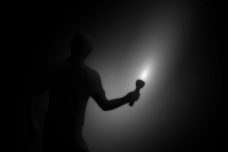 Schematische Darstellung Mensch mit Taschenlampe im Dunkeln - symbolisch für das Thema Symbolisches Bild für das Thema Vorsorge Blackout