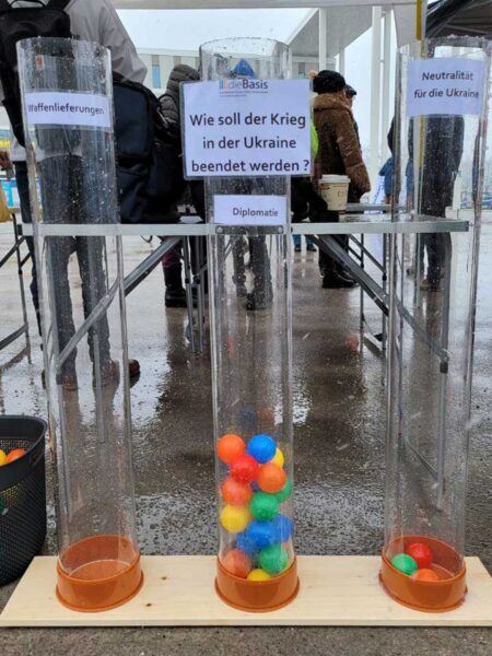 Bälle-Wahlurne für Stimmungsbild zum Ukraine-Krieg am dieBasis-Stand bei der Friedenskundgebung am 10.12.2022 in München-Riem