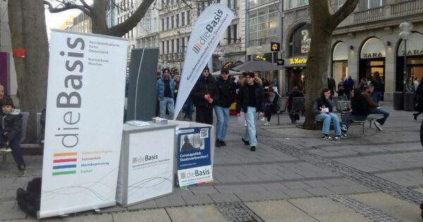 dieBasis Infostand des Kreisverband München in der Fußgängerzone in München